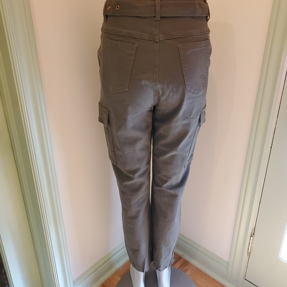 High Waisted Cargo Joggers w Built in Belt - Picture 4 of 5